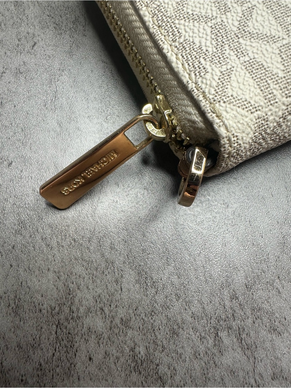 Michael Kors Jet Set Travel Signature Vanilla Accordion Zip Wallet NWOT - Picture 3 of 8